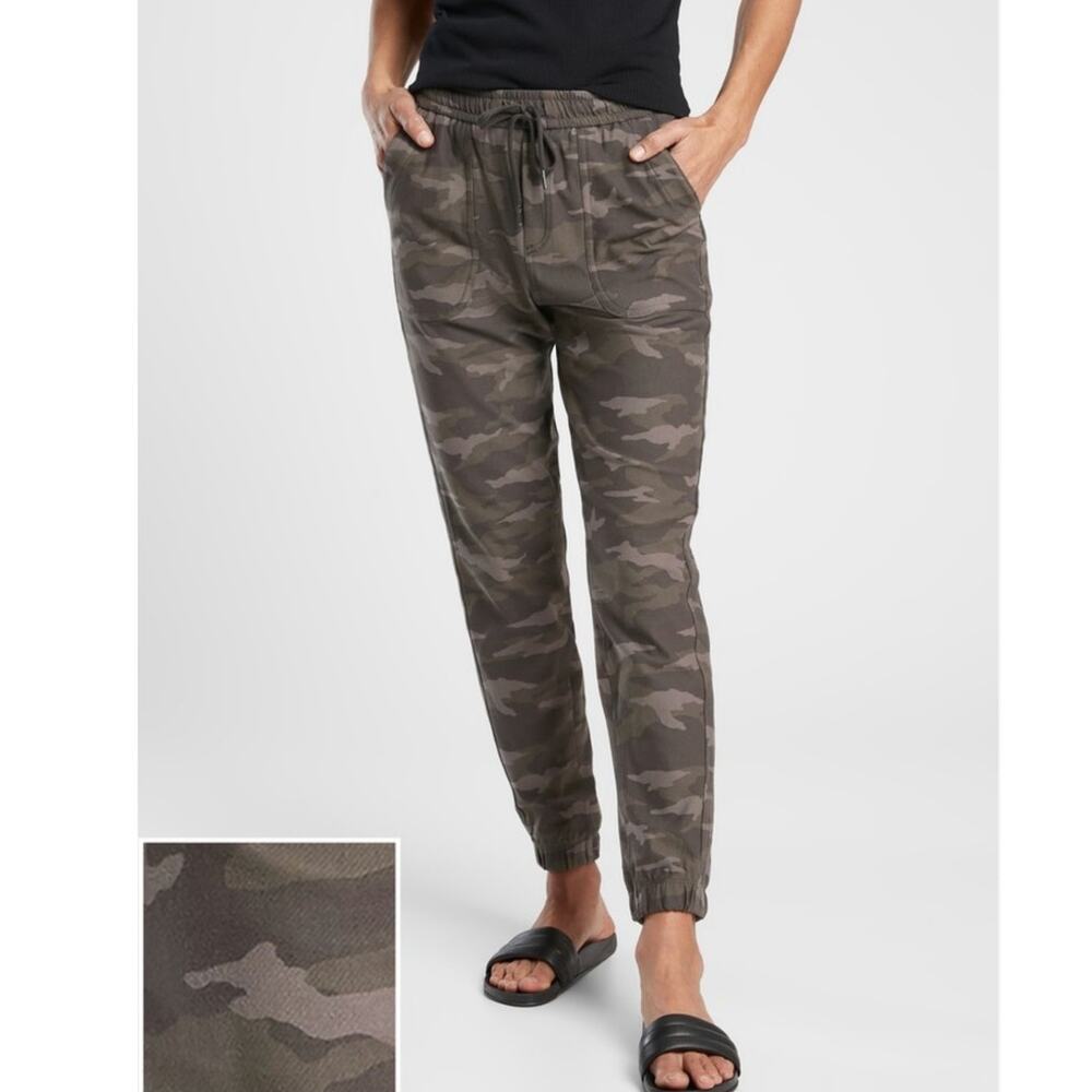 EUC Athleta Green Camo Farallon Jogger w/ Ankle Zip Size 0
